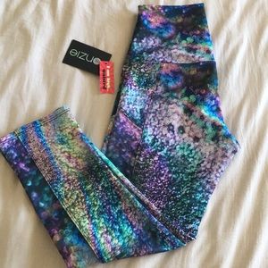 NWT Onzie Stunner Capri XS